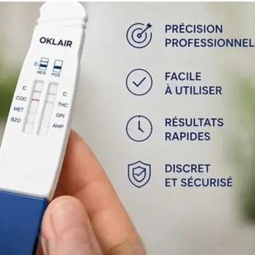Stick de prélèvement salivaire tenu en main